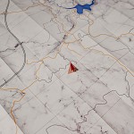 Guide du bord du monde/vous êtes ici (impression sur papier, verre, fusing et taille) - Voyage au bord du monde - Salon royal de la gare Centrale de Bruxelles (2021) - © Candice Athenais